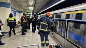 北捷府中站女子落軌  救出命危送醫新北市消防局5日晚間接獲台北捷運行控中心轉報，在台北捷運板南線府中站疑有民眾落軌，人員到場協助將落軌女子救出，緊急送醫搶救。事發原因仍有待調查釐清。（民眾提供）中央社記者黃旭昇新北傳真  114年4月5日