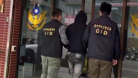 台中大甲媽起駕  男持安全帽打人遭警帶回偵辦台中大甲媽祖遶境進香活動4日深夜起駕，黃姓男子（中）卻與媽祖鑾轎開路陣頭發生口角推擠，還持安全帽打人，警方獲報循線將黃男帶回偵辦，依法開罰。（民眾提供）中央社記者趙麗妍傳真 114年4月5日