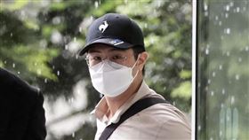 昂加亞出庭時戴著口罩，當庭承認了猥褻暴露罪名。（翻攝《海峽時報》）