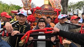 大甲媽祖遶境到彰化  王惠美親迎接駕台中大甲鎮瀾宮媽祖遶境進香，鑾轎5日下午進入彰化縣境，彰化縣長王惠美（前中）在大度橋頭親自接駕扶轎。中央社記者吳哲豪攝 114年4月5日