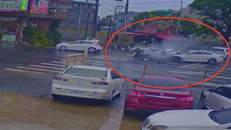 驚悚畫面曝！7旬翁開BMW「破百」撞爛賓士