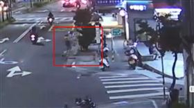 怪男舉起舉起YouBike砸向公告欄。（圖／翻攝畫面）