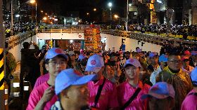 大甲媽鑾轎順利穿越彰市民生路地下道