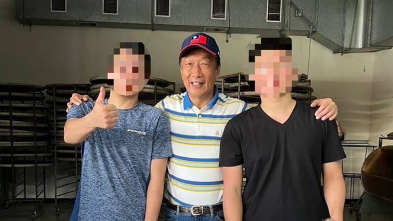 茶農找郭董！交茶也繳連署書　憂整碗捧去