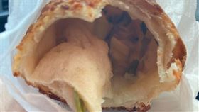 ▲網友吃到牛肉捲幾乎呈現空心狀態。（圖／翻攝自Costco好市多 商品經驗老實說臉書）

