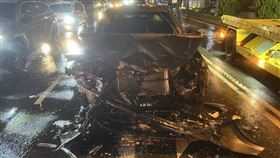 苗栗頭份交流道前路口，發生汽車追撞遊覽車車禍。（圖／翻攝畫面）