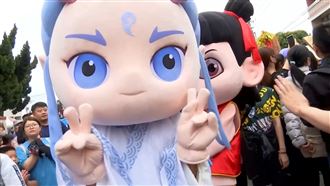 媽祖遶境亮點多！布偶列隊、遙控車拉行李