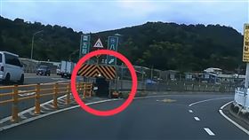 騎士因不明原因不斷朝分隔島方向前進，最後甚至直接迎頭撞上。（圖／警方提供）