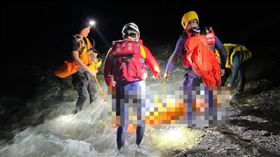 女山友攀登花蓮玉里山，遭溪水沖走不慎溺斃尋獲遺體。（圖／翻攝畫面）