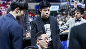 勇士助教梁兆亘自製T恤為「剴剴案」發聲。（圖／梁兆亘提供）