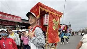 吳鳳夫妻參加遶境（圖／翻攝臉書）