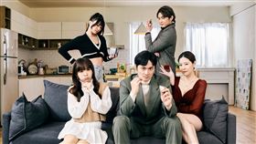 左起主播陳孟蕎、演員吳秉宸、主播艾琳兒、衣喬Aki、韋恩一同演出《是誰把我的純愛轉台成鄉土劇？》。（圖／17LIVE提供）