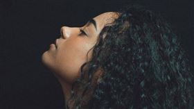 ▲台大團隊跨國合作研究發現，長髮也是分辨特徵之一，且早在30萬年前「現代智人」就存在，最早為現代非洲黑人常見的「極度捲曲」髮型，有利於避免人類在日曬下體溫升高。（示意圖／翻攝pexels）