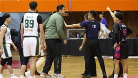 台啤助教哈孝遠因不滿裁判吹判，帶頭衝入場內和執法裁判理論，隨後還帶隊回到休息室表達抗議。（圖／籃球協會提供）