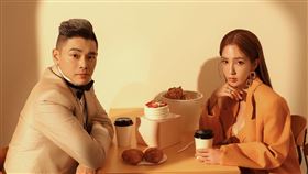 愛雅（右）與老公小萬打造愛之歌《關於我們》（圖／有魚娛樂提供）