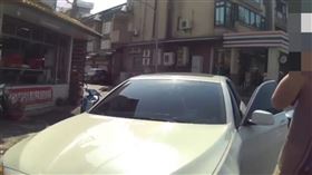 立委林憶君服務處主任孟憲法，遭爆汽車違停還嗆警。（圖／翻攝臉書）