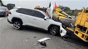 轎車開啟輔助駕駛系統  追撞施工緩撞車徐姓男子18日駕駛自小客車行經國道1號北向134公里苗栗路段時，因開啟輔助駕駛系統分心駕駛，追撞前方內側車道施工的緩撞車，幸未造成人員受傷。（警方提供）中央社記者管瑞平傳真  112年10月18日