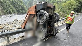 台8線中橫公路181公里處，工人發生意外被壓住命危送醫。（圖／翻攝畫面）