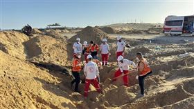 ▲救難人員找到醫護被殺害的地點，進行挖掘。（圖／翻攝自X平台 @sentdefender）