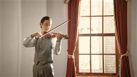 黃河為戲苦練小提琴。（圖／客家電視台提供）