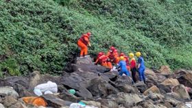 基隆望幽谷下方礁岩，有釣客發現一具男屍。（圖／翻攝畫面）