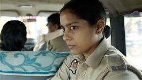 ▲劇中敘述一名年輕女警「桑托絲」（哈娜‧葛絲瓦敏 Shahana Goswami 飾）意外涉入水很深的警界故事。（圖／海鵬影業提供） 