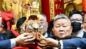 韓國瑜出席大甲鎮瀾宮天上聖母遶境進香上轎儀式。（圖／立法院提供）