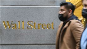 Omicron攪局  打亂華爾街銀行辦公模式全美COVID-19疫情因變異株Omicron傳播而回溫，打亂華爾街銀行讓員工重返辦公室的如意算盤。圖為民眾行經華爾街一棟商辦大樓。中央社記者尹俊傑紐約攝  111年1月30日