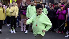 胡瓜穿起高跟鞋（圖／民視提供）