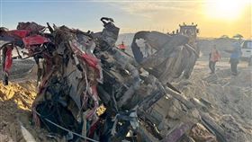 ▲救護車輛被壓爛成廢鐵，埋入亂葬崗中。（圖／翻攝自X平台 @sentdefender）