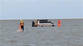 台中海邊驚見吉普車刁車！水淹半輪胎