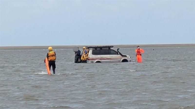 新／台中海邊驚見吉普車刁車！水淹半輪胎