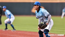 ▲中職36年例行賽，富邦悍將張育成上場接替范國宸守一壘。（圖／記者劉彥池攝影）