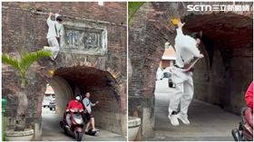 白衣男將古蹟當跳樓機，還差點壓到人。（圖／翻攝自Thread @yuxun_0320）