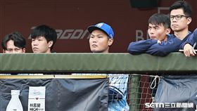 ▲中職36年例行賽，富邦悍將一壘手范國宸3局下被換下場。（圖／記者劉彥池攝影）