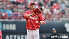 ▲中職36年例行賽，味全龍先發投手王維中5局無失分退場。（圖／記者劉彥池攝影）