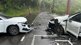 石碇區爆發雙車追撞，疑因未注意中線問題而釀禍。（圖／警方提供）