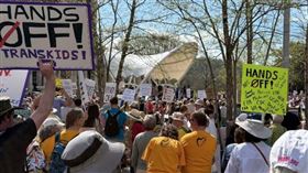 ▲全美1200個地區爆發「把手拿開」反川普示威。（圖／翻攝自X平台 @krassenstein）