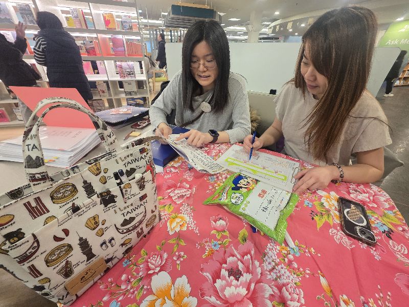 「楓起來霸爆」活動在大溫哥華地區舉辦了多場實體擺攤活動,收集罷免書,義工會向來訪僑胞說明如何填寫罷免書。(圖/中央社)