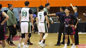 ▲台啤助教哈孝遠因不滿裁判吹判，帶頭衝入場內和執法裁判理論，一度帶隊回休息室表達抗議。（圖／籃球協會提供）