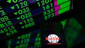 台積電鴻海創波段低點  台股盤中下挫328點台積電和鴻海28日股價再創波段新低，加上傳統產業股同步走跌，大盤盤中下挫328.45點，滑落至21623.31點，創下半年來新低。至10時41分，加權指數達21628.51點，下跌323.25點，成交值新台幣1494億元。中央社記者王騰毅攝  114年3月28日