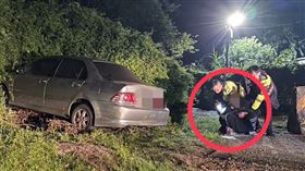 徐男被警方拉出車外，才終於乖乖就範。（圖／警方提供）