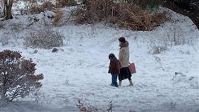 ▲IU發出幕後花絮，劇組有拍攝愛純牽著銅明回家的場面。（圖／翻攝自IU IG）