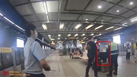 陳男被保全及捷運站工作人員壓制。（圖／翻攝畫面）