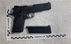 大甲媽遶境爆衝突！20歲男「亮槍」威嚇