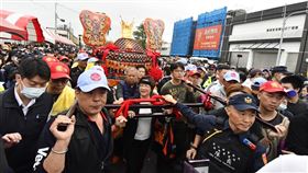 大甲鎮瀾宮媽祖遶境，5日下午在大度橋頭這一邊由彰化縣長王惠美等人接駕。（圖／彰化縣政府）