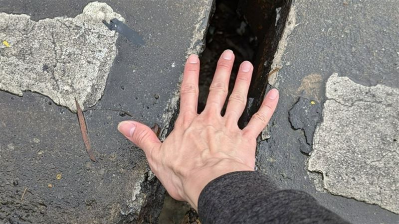 新北大漢橋伸縮縫比手掌寬　民眾嚇壞了