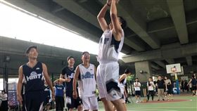 蔣萬安打籃球(圖／翻攝台北市議員李柏毅《李柏毅 毅心為您》臉書粉專)