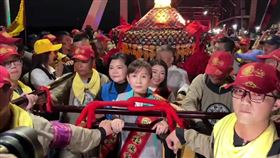 大甲媽進雲林，西螺鎮長廖秋萍搶掌轎，擠掉縣長張麗善。（圖／翻攝畫面）