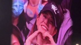 陳妍希6日去鳥巢看阿妹演唱會，被點名後開心比愛心（圖／翻攝陳妍希微博）